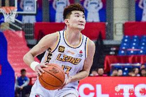 宝彩网-越挫越勇！孙铭徽总决赛场均15.3分4.2板5.2助1.2断 G2砍28分9板